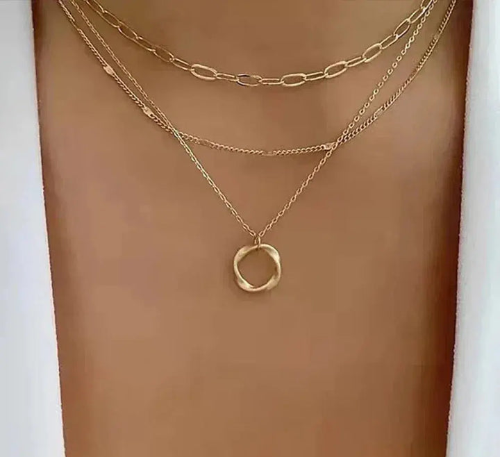 Classic Layered Necklace with Pendant Design